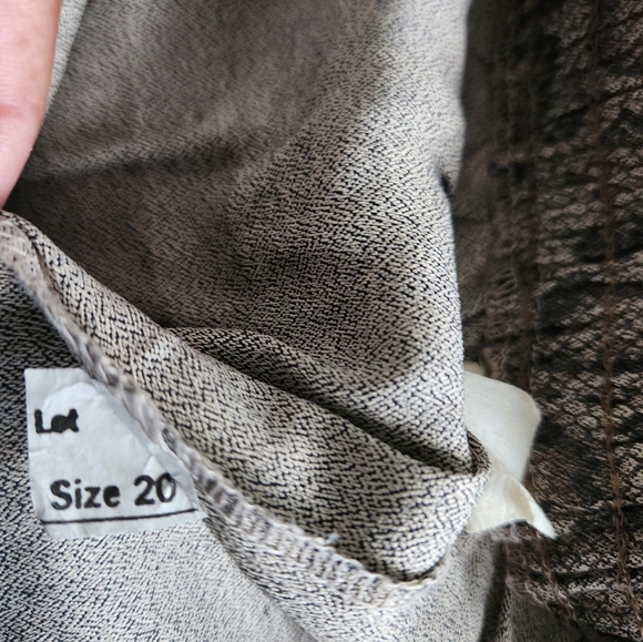 Snakeskin skirt with cute front split. - Picture 2 of 5